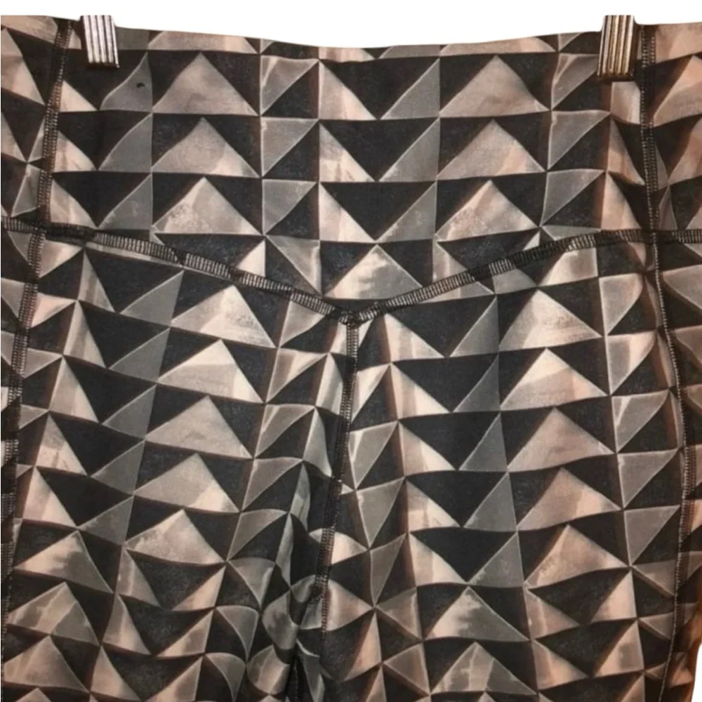 Nike One Capris in Geometric Gray Pattern; Size Medium
